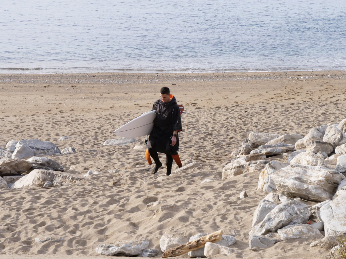 Les accessoires surf qui améliorent vraiment le confort
